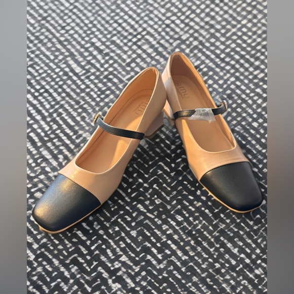 Chic Tan and Black Block Heels - Picture 4 of 10